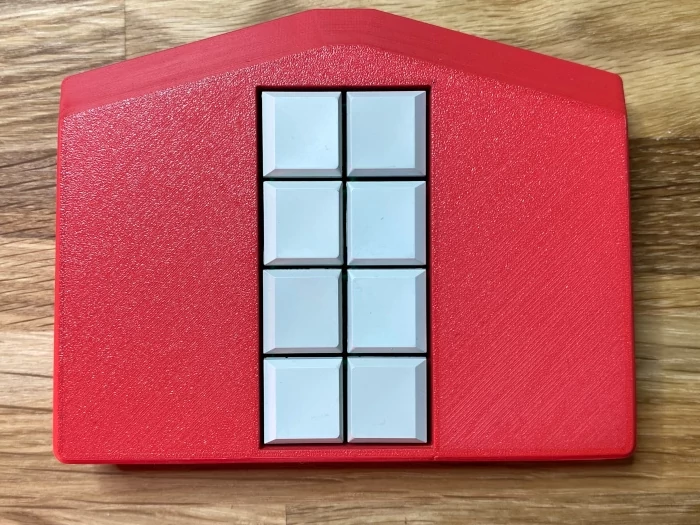 Das Tastaturgehäuse der mobilen Braille-Tastatur Metabraille ist rot und aus Kunststoff (125 x 95 x 25 mm). Rechteckig ist auch die Gehäuseform, mit einer flachen, trapezförmigen Erweiterung auf der Längsseite. Die Form ähnelt einem Haus mit Fenstern in der Mitte. Die zehn Tasten sind weiß und rechteckig. Acht Tasten liegen in vier Reihen und zwei Spalten auf der flachen Vorderseite.